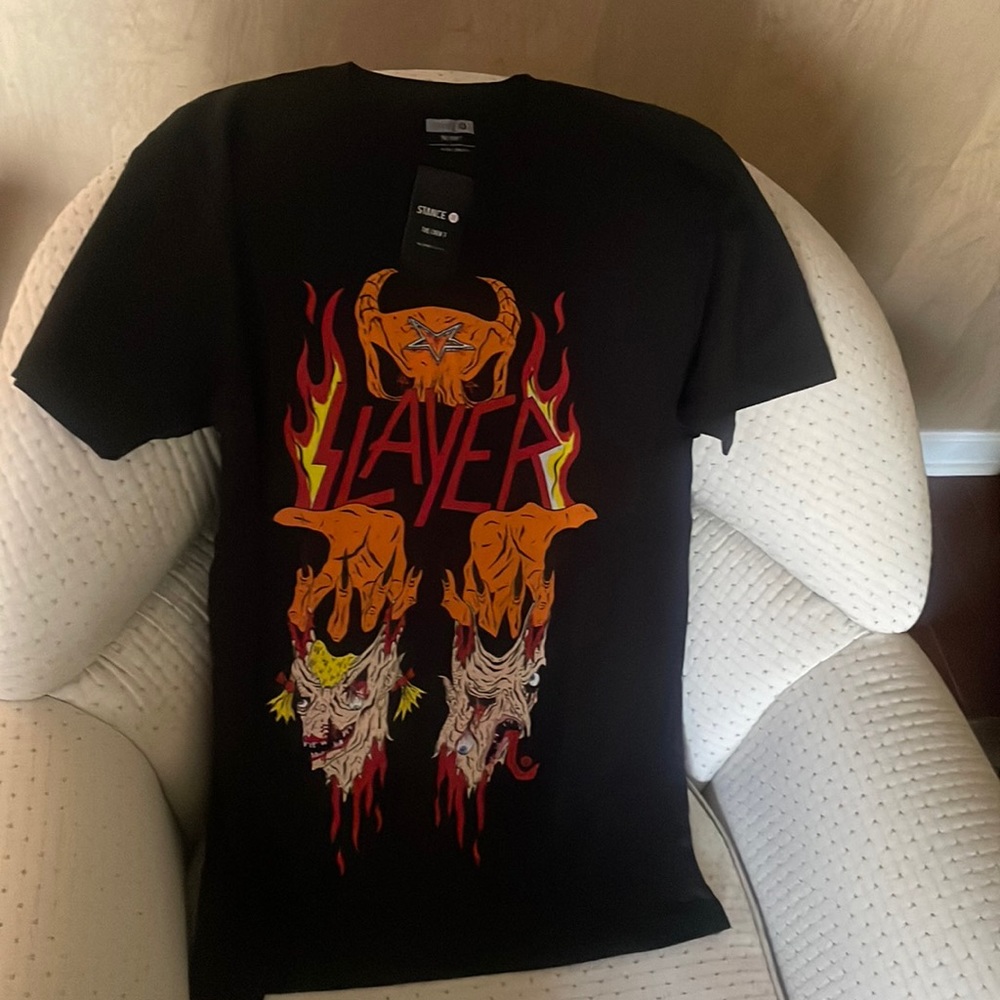 I am selling this brand new, never worn Stance t-shirt. It’s a Mens size medium